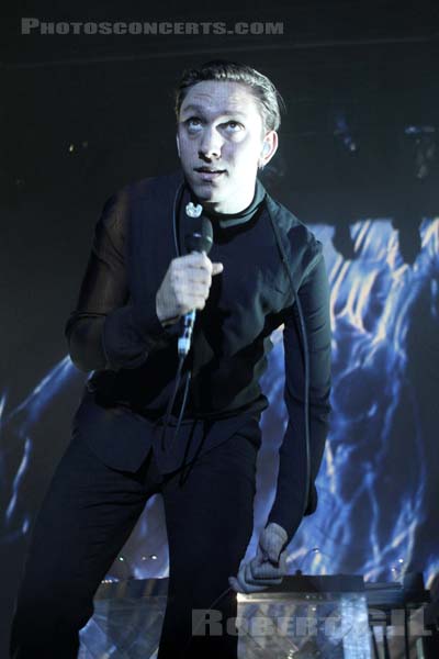 THE XX - 2012-12-18 - PARIS - CentQuatre - Nef Curial - Oliver Sim